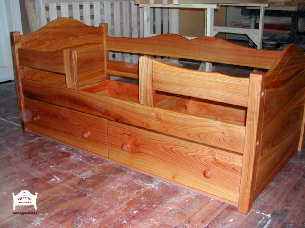 Fiókos ágyneműtartóval készülő keményfa ágykeret egyedi kivitel 80x160