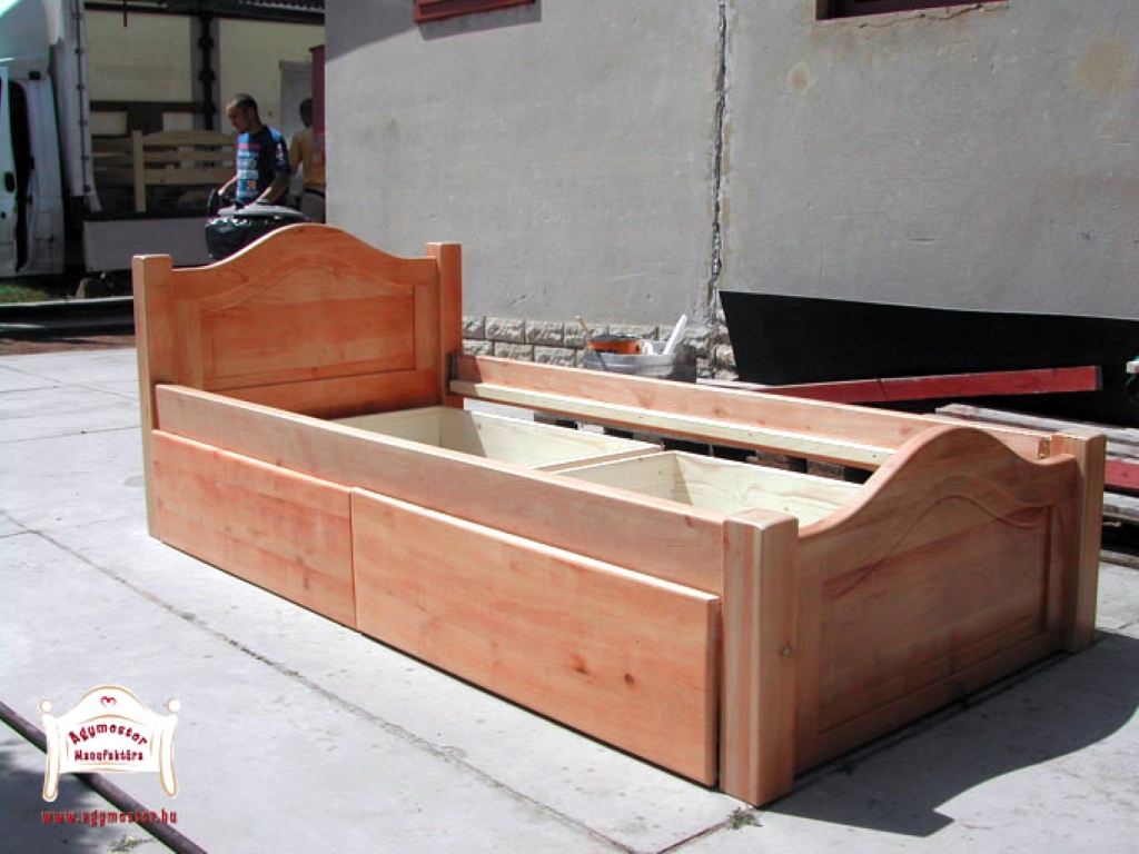 Keményfa ágykeret két fiókos ágyneműtartóval