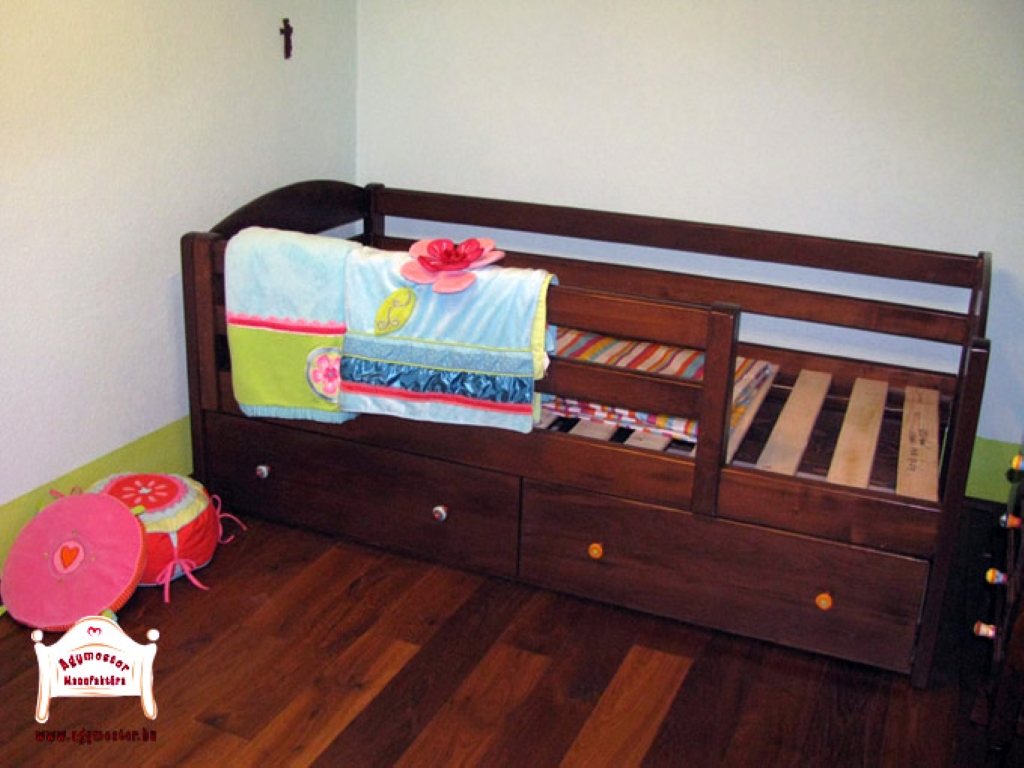 90x200 Huncut gyerekágy kétfiókos ágyneműtartóval és magas leesésgátlóval pácolt keményfa