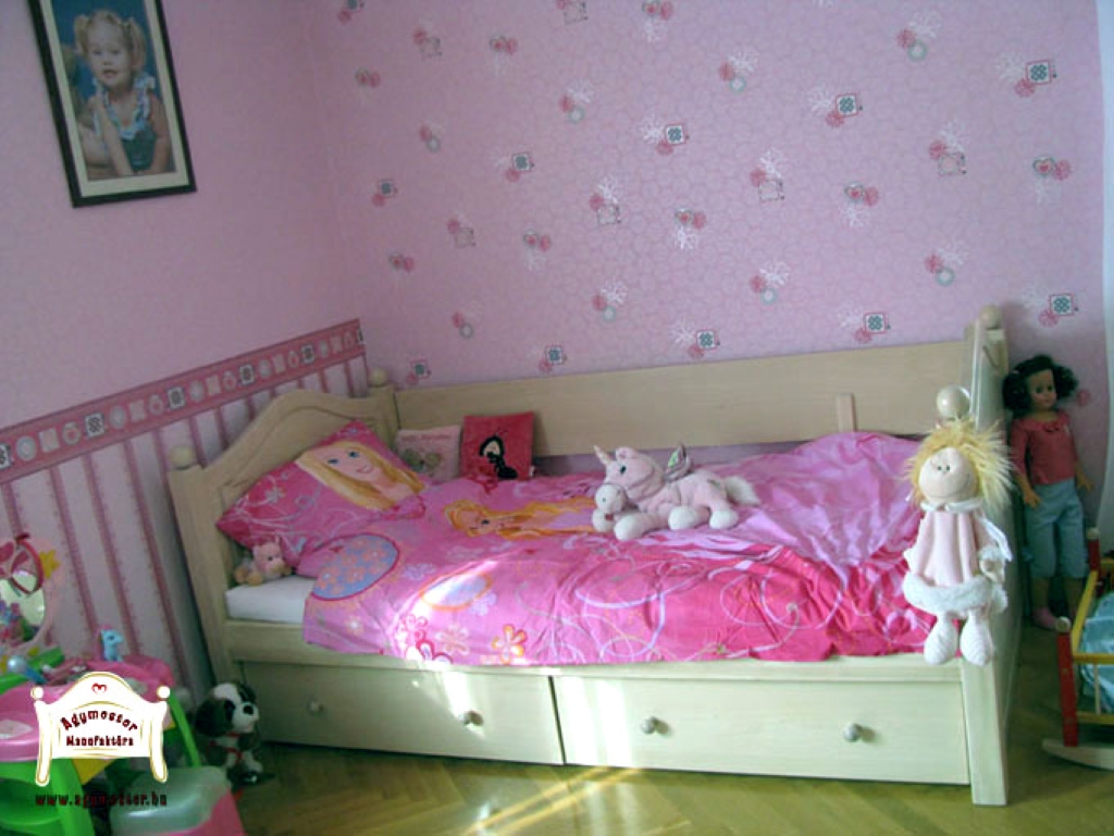 Fiókos ágyneműtartós gyerek ágy pácolt felülettel egyedi méretben