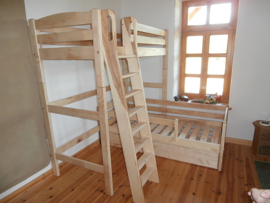 Kőrisfa egyedi emeletes ágy és kétfiókos ágyneműtartó