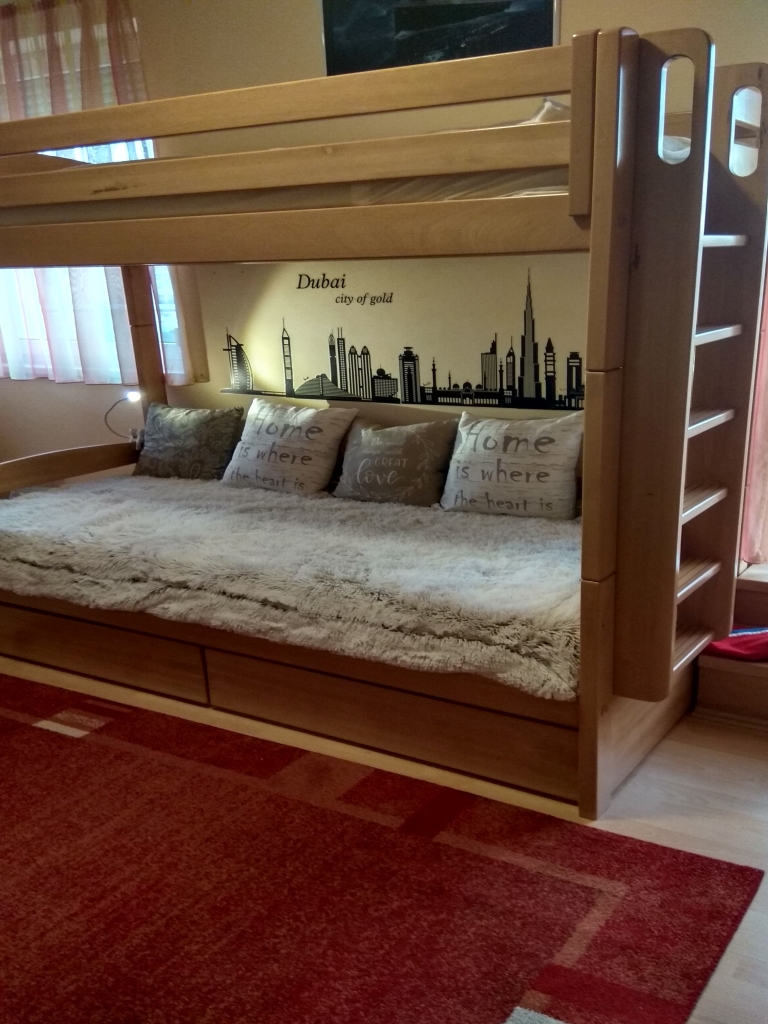 Juharfa emeletes ágy egyedi méretben két fiókos ágyneműtartós