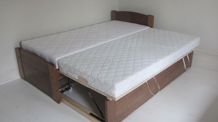 Vendégszerető ágy - vendégágy egy szintre emelhető matracokkal 90x200